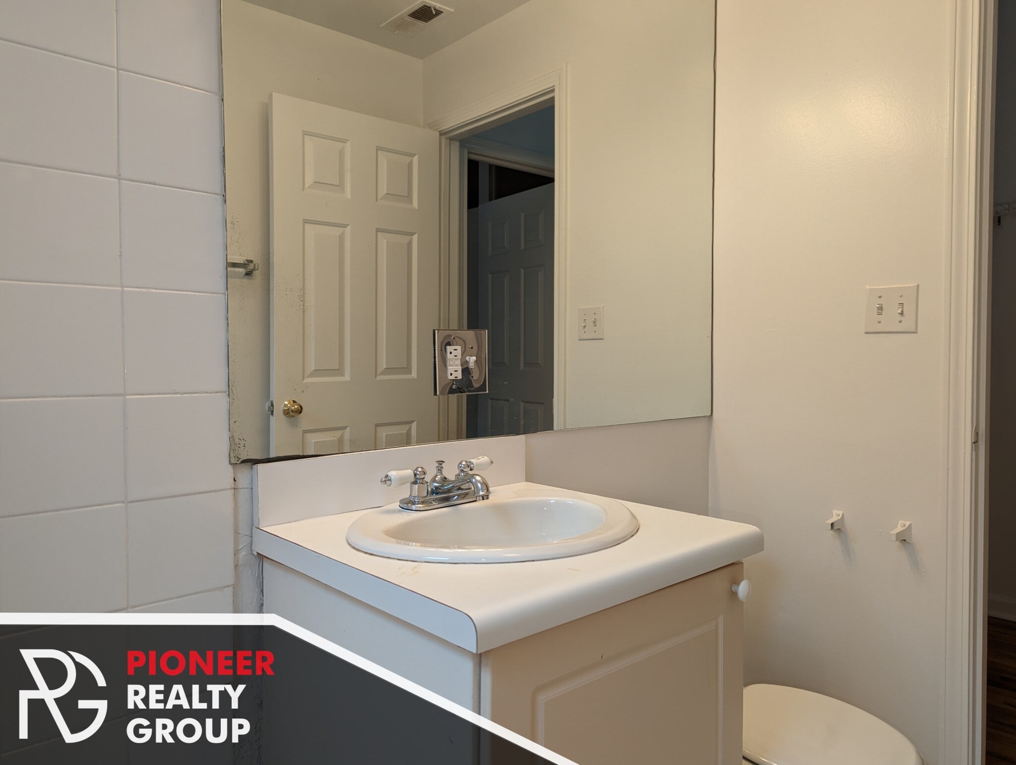 Building Photo - 912 W Dakin St