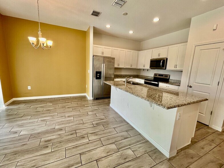 Building Photo - 421 Disa Dr