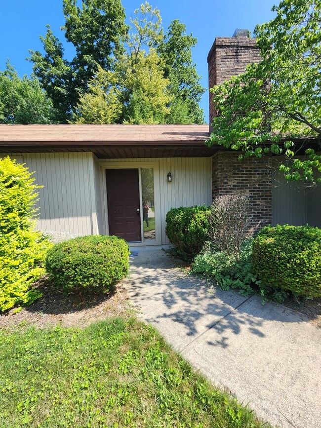 Building Photo - Spacious 3 Bedroom 3 Bathroom Home For Ren...