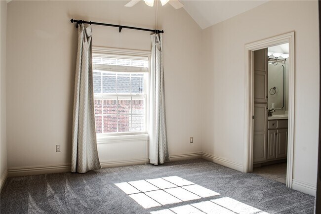 Building Photo - 5106 S Sloan Cir