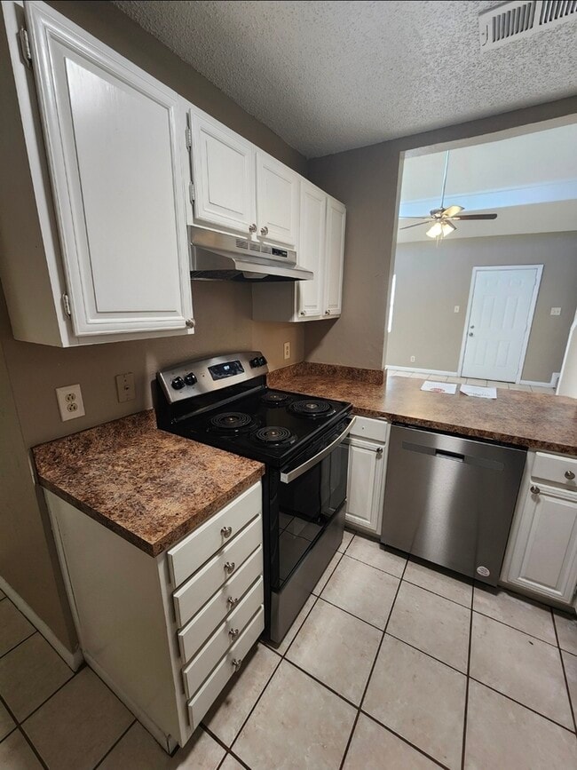 Building Photo - 3 bed 2 bath 2 story townhome, 1 carport