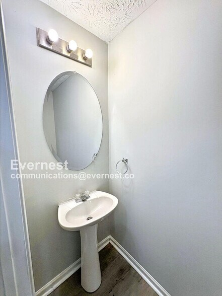 Building Photo - 2002 Grove Way