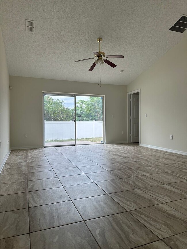 Building Photo - Nice 3 Bedroom 2 Bath Home in Wellington subdivision in Davenport