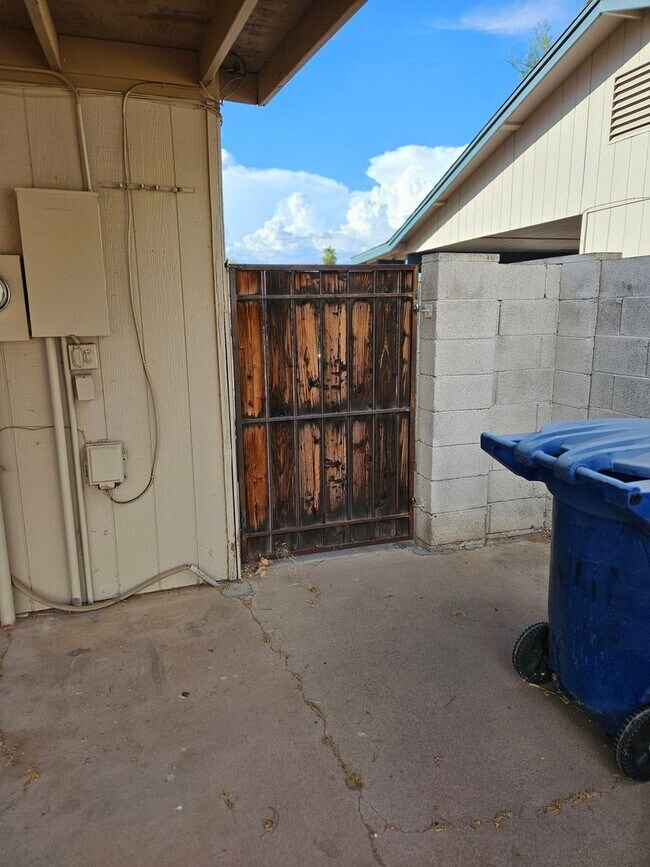 Building Photo - 3 BED 2 BATH TEMPE CORNER LOT