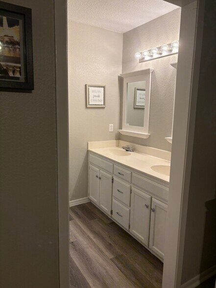 Building Photo - 4005 Sunhill Dr