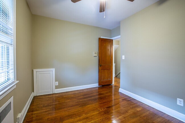 Building Photo - Charming 3 BR/3 BA Semi-Detached Home in F...