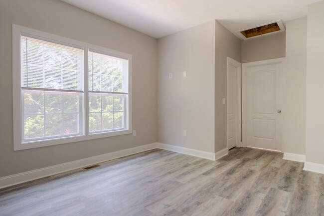 Building Photo - Oak Tree Townhome|3 bed, 2 bath| July 14th