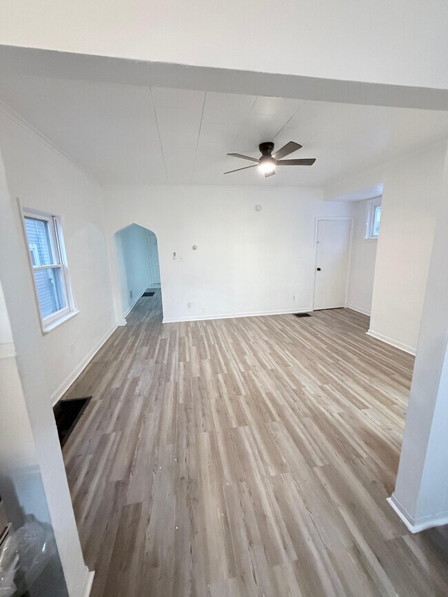 Building Photo - 537 McCully St