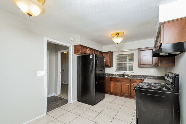 Building Photo - 3412 Groveview Dr