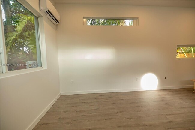 Building Photo - 725 NE 81st St