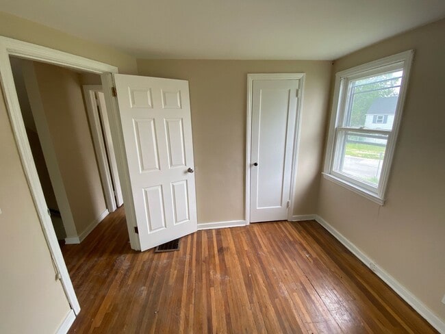 Building Photo - ELLEN 11