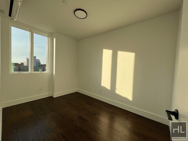 Building Photo - NEW YORK AVENUE