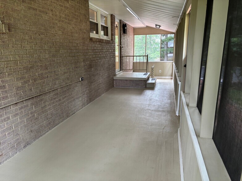 Screen porch - 48 Hope Rd