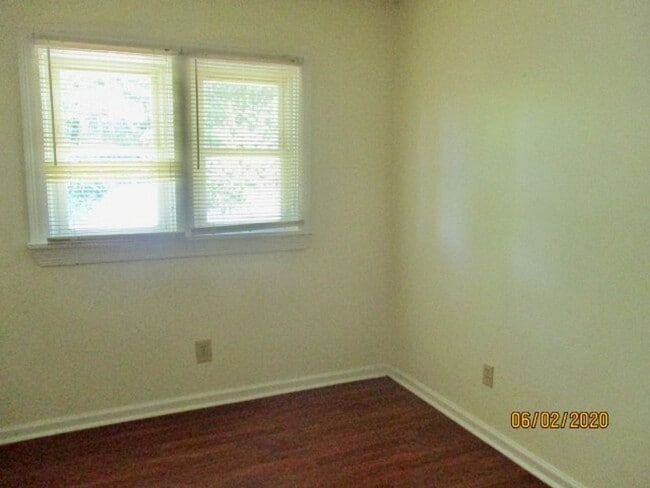 Building Photo - Country home that offers 3 bedrooms/1 bathroom