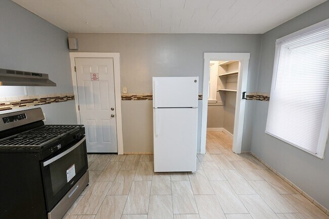 Building Photo - 4 Standard St