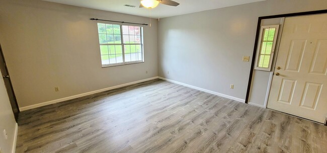 Building Photo - Lenoir City, 37772 - 2 Bedroom, 2 Full Bat...