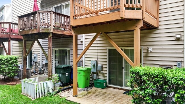 Building Photo - Spacious 3 story Townhome-Close to Downtown Raleigh- Renaissance Park-Available Now!