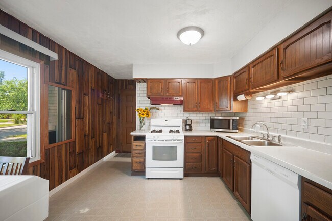 Building Photo - 114 McCabe Dr