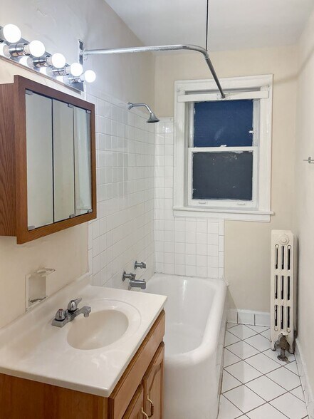 Building Photo - 1620 W Sunnyside Ave