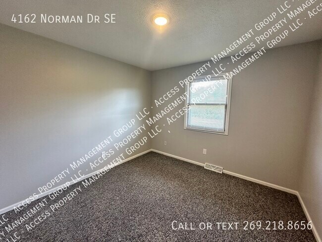 Building Photo - SE Side Update Two Bedroom Duplex