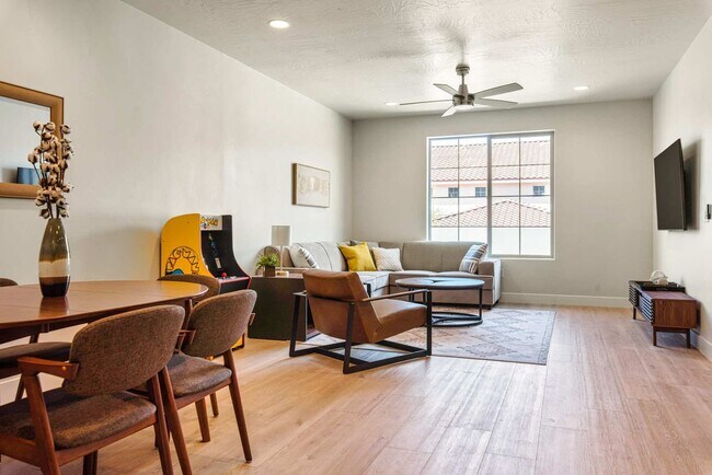 Building Photo - Modern 3-Bedroom, 2-Bathroom Home in Escondido at Sienna Hills