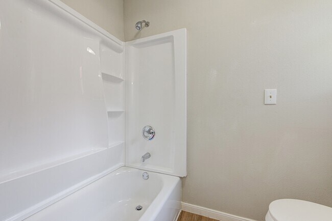 Building Photo - 2035 Deerhurst Ln