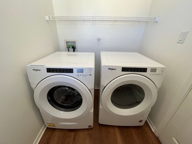 Building Photo - Nice 3 Bedroom 2.5 Bathroom Located In A G...