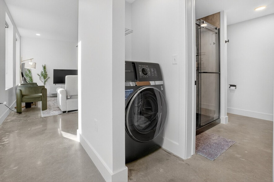 Building Photo - 100 W 5th St