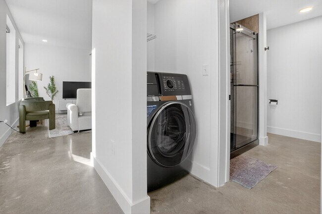 Building Photo - 100 W 5th St