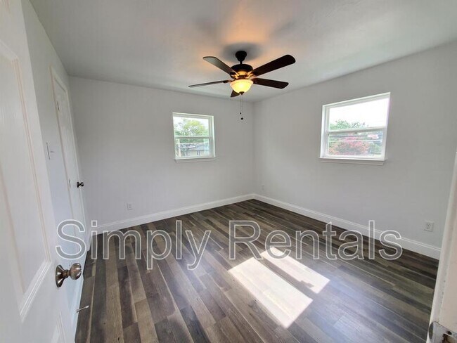 Building Photo - Wesley Street 2004