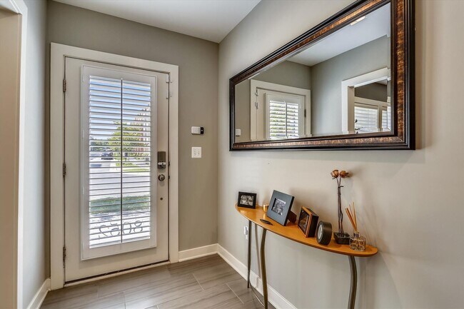 Building Photo - GREAT LOCATION!! Stunning 3BD/3.5BA luxury 4-level townhouse!
