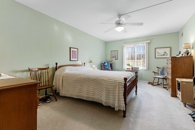 Building Photo - Beautiful, spacious, comfortable and safe Rockford Condo