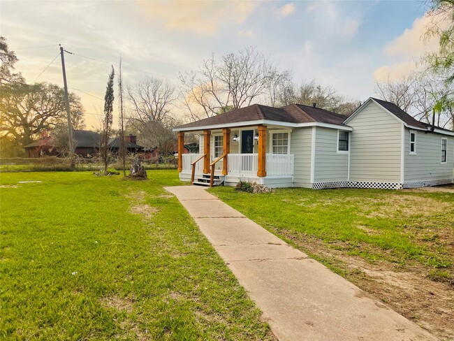 Building Photo - 166 Sycamore Dr