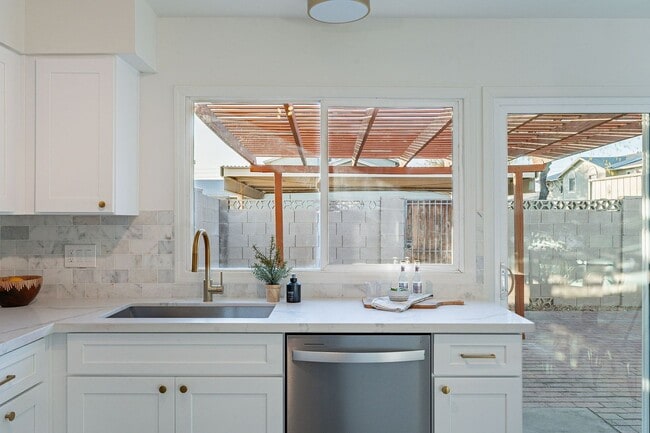 Building Photo - Gated community townhome- fully updated!