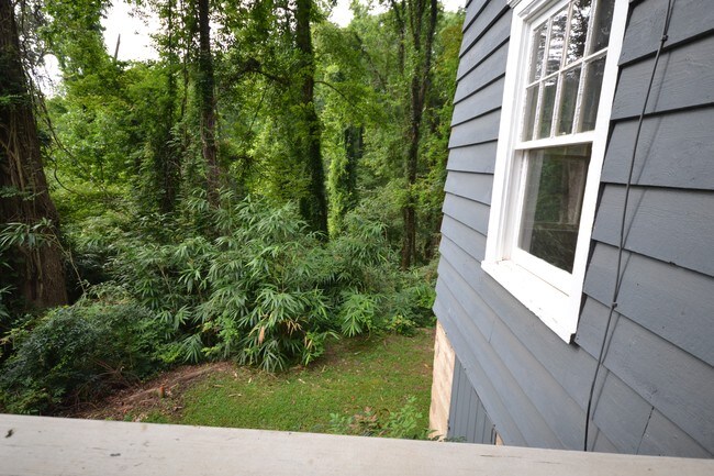 Building Photo - 547 Lockhart Rd