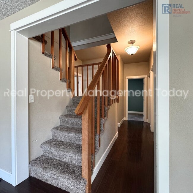Building Photo - Charming 5 Bedroom + Huge yard!
