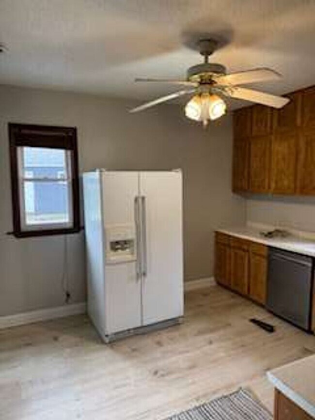 Building Photo - 3 Bedroom / 1 Bathroom Private Fenced Yard...