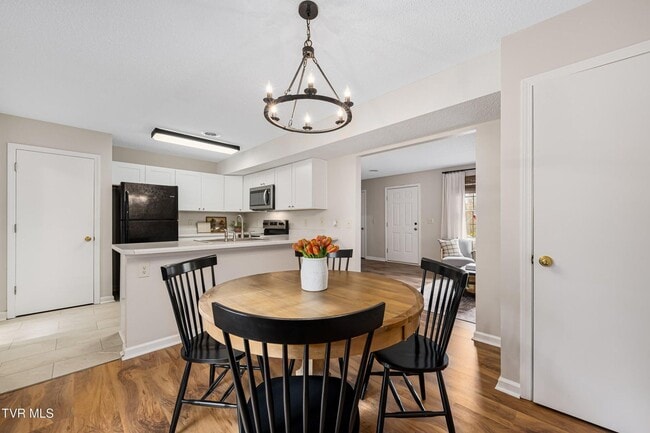 Building Photo - 2 Bdrm / 1.5 Bath Townhouse in Johnson City - Near ETSU, JCMC & VA