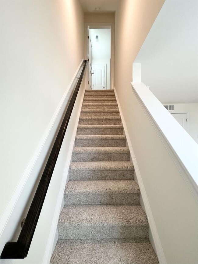 Building Photo - 324 Highview Dr