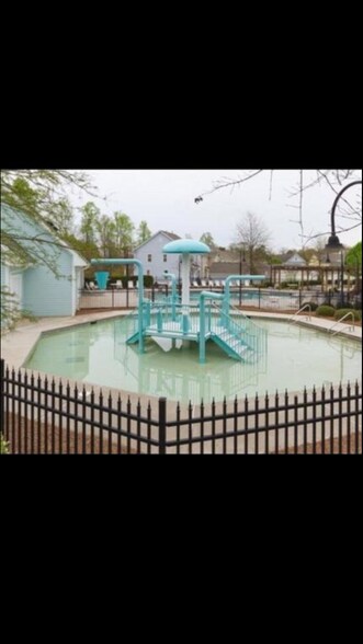 Kiddie pool - 133 Kensington St