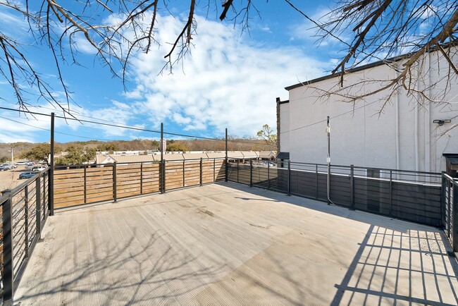 Building Photo - 2303 Park Hill Dr