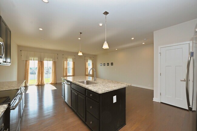 Building Photo - Rent to Own Option - Beautiful, like new 3BR/2.5BA townhouse in Goodlettsville
