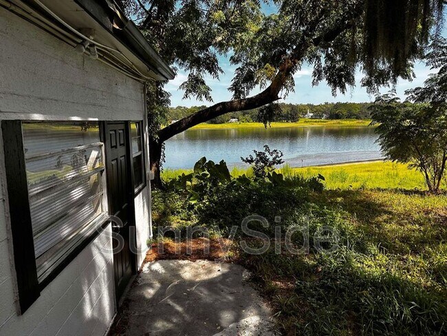 Building Photo - 8105 W Colonial Dr