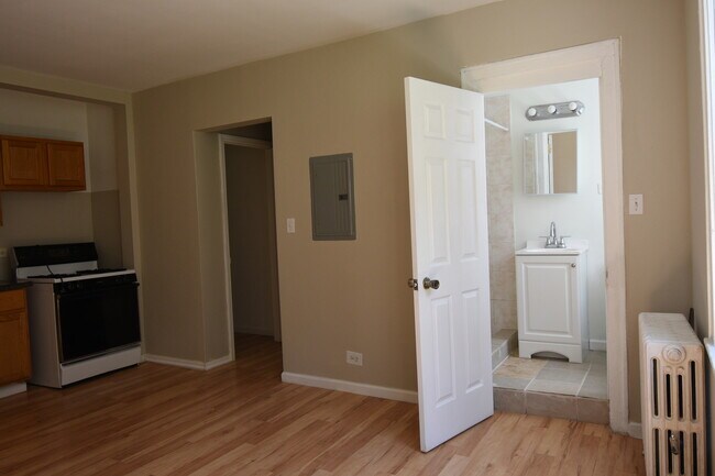 Building Photo - 4421 N Broadway