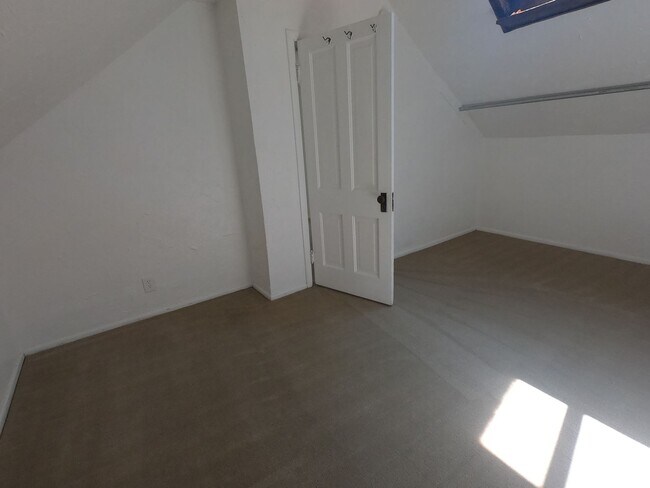 Building Photo - 3 Bedroom on West Side of The Hill