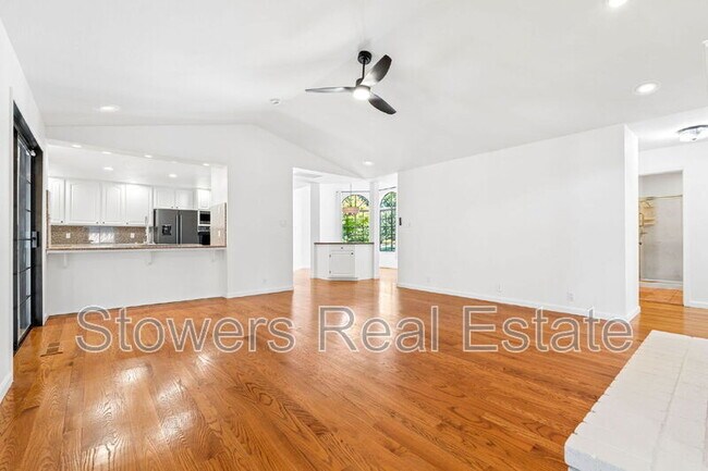 Building Photo - 1121 Douglas Ct