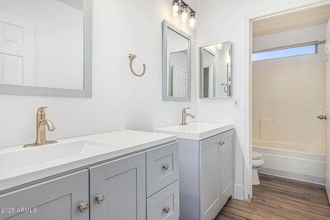 Building Photo - 602 W Canary Way