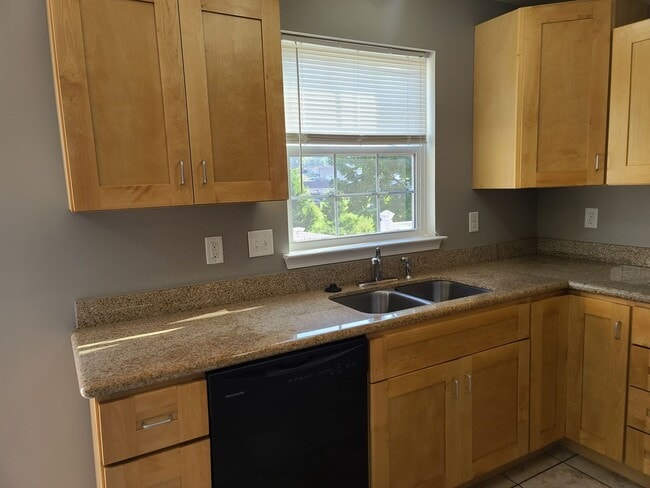 Building Photo - 3 Bedroom 2 1/2 bath Townhome for Rent in Waynesboro