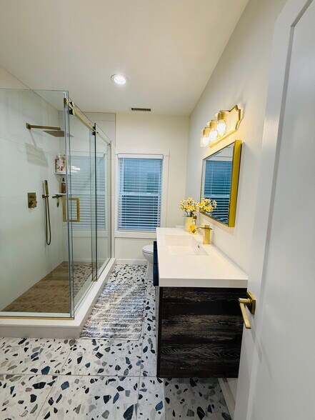 Bathroom - 2504 E York St