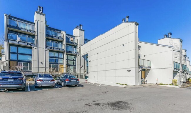 Building Photo - Stunning Sand Point Condo with Loft and Ba...